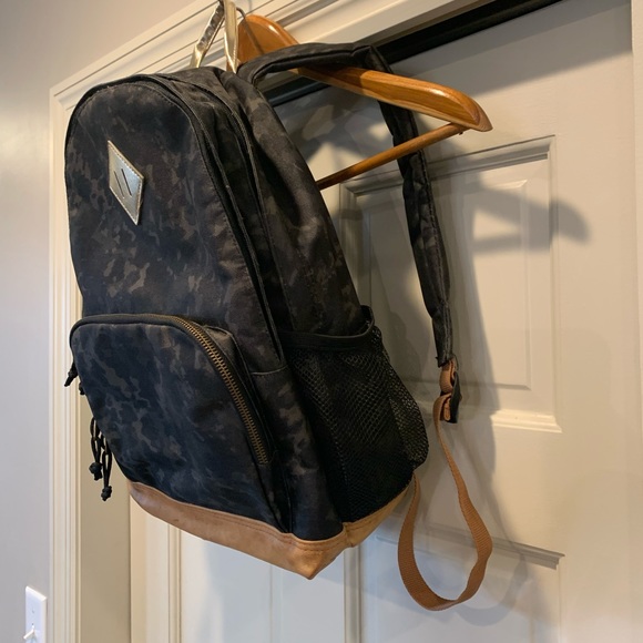 Backpack, 3 large sections w/ 2 side pockets - Picture 2 of 7